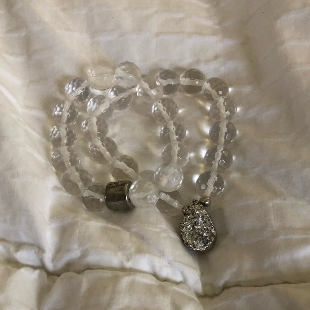 Stretch bracelet with charm.